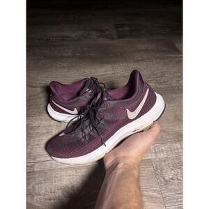 Women's Nike Quest running shoes in a burgundy colorway Size 7.5